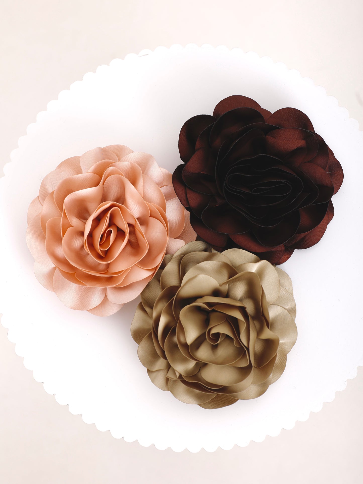 Satin Bloom Brooch – Elegante Blütenbrosche