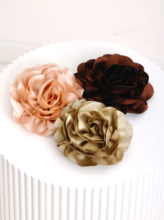 Satin Bloom Brooch – Elegante Blütenbrosche