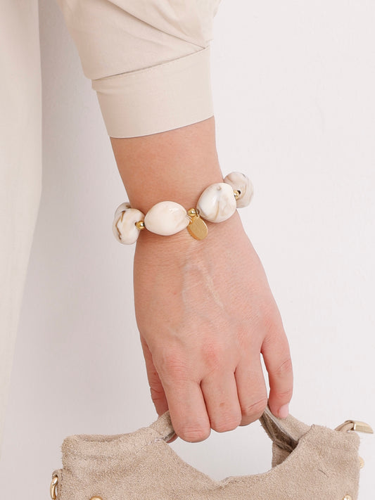 Golden Pebble – Armband mit marmorierten Perlen & Goldakzenten