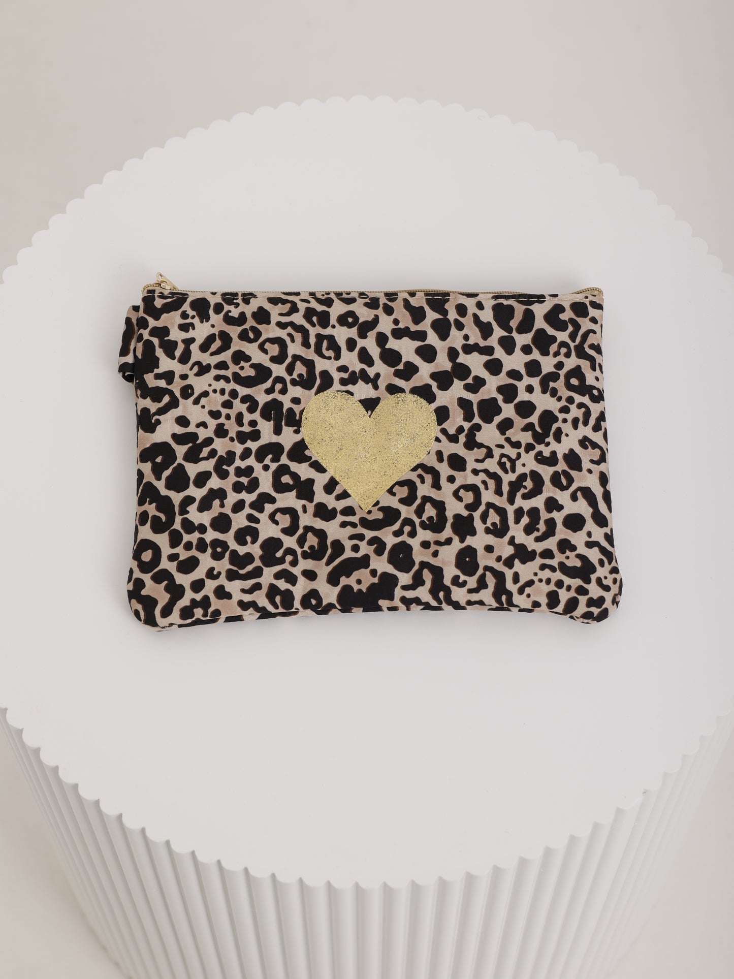 Leo Heart Pouch – Kosmetiktasche mit goldenem Herz