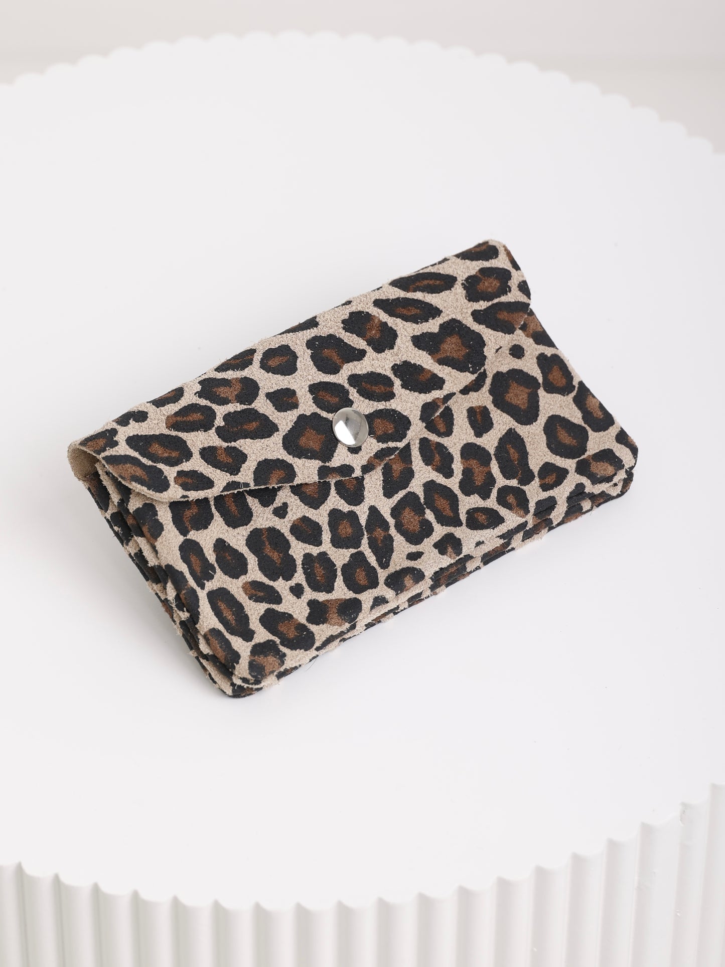 Wild Soft Suede – Längliche Geldtasche aus Wildleder in Animal-Optik