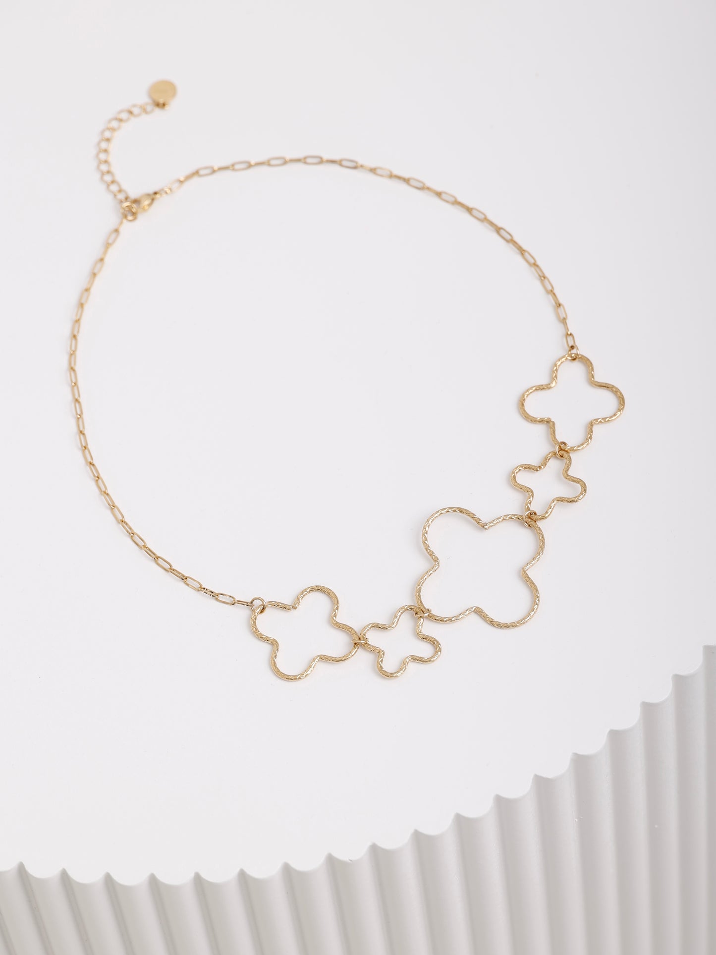 Golden Bloom Choker – Halskette mit strukturierten Blüten-Elementen