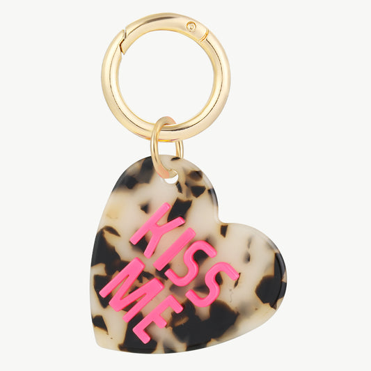 KISS ME – Anhänger im Leo-Design