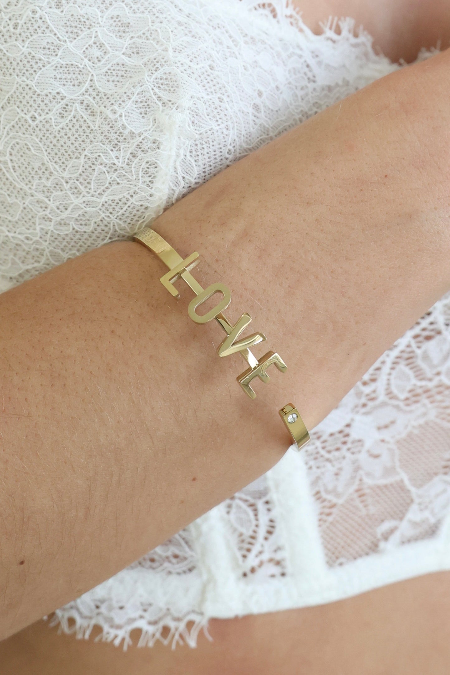 LOVE - Armspange aus Edelstahl mit Love-Schriftzug