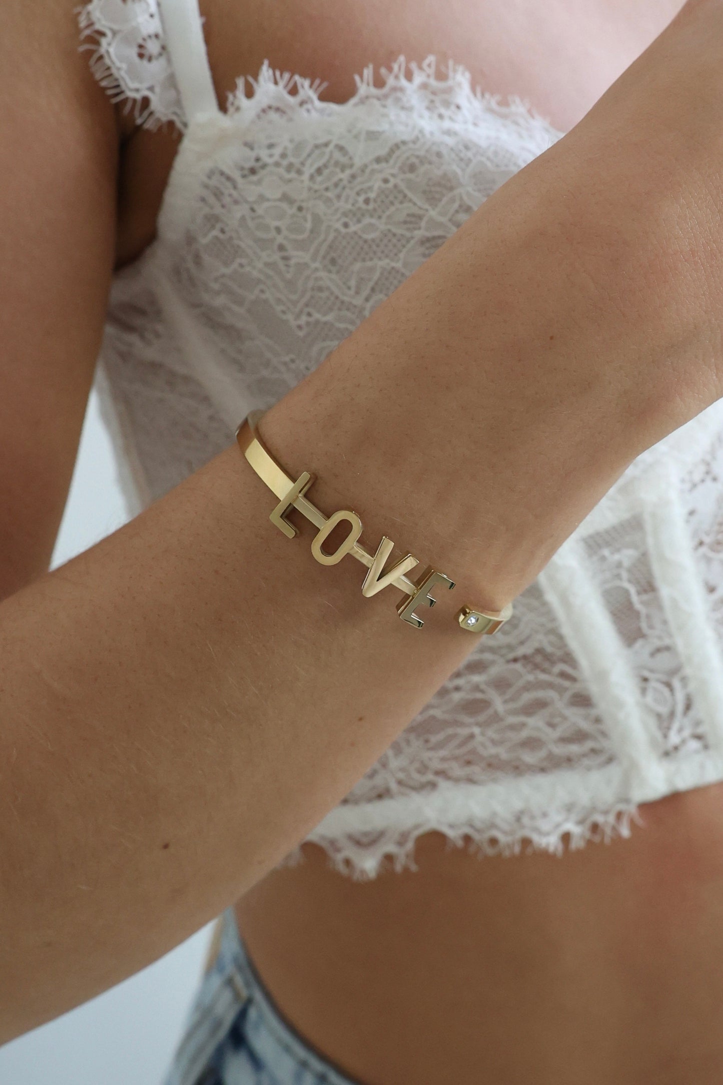 LOVE - Armspange aus Edelstahl mit Love-Schriftzug