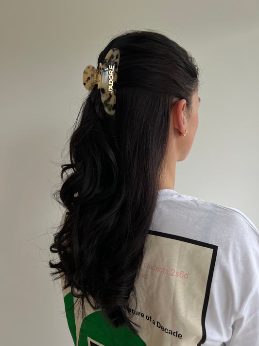 LEANDRA - Bananen-Haarklammer mit jadore Schriftzug