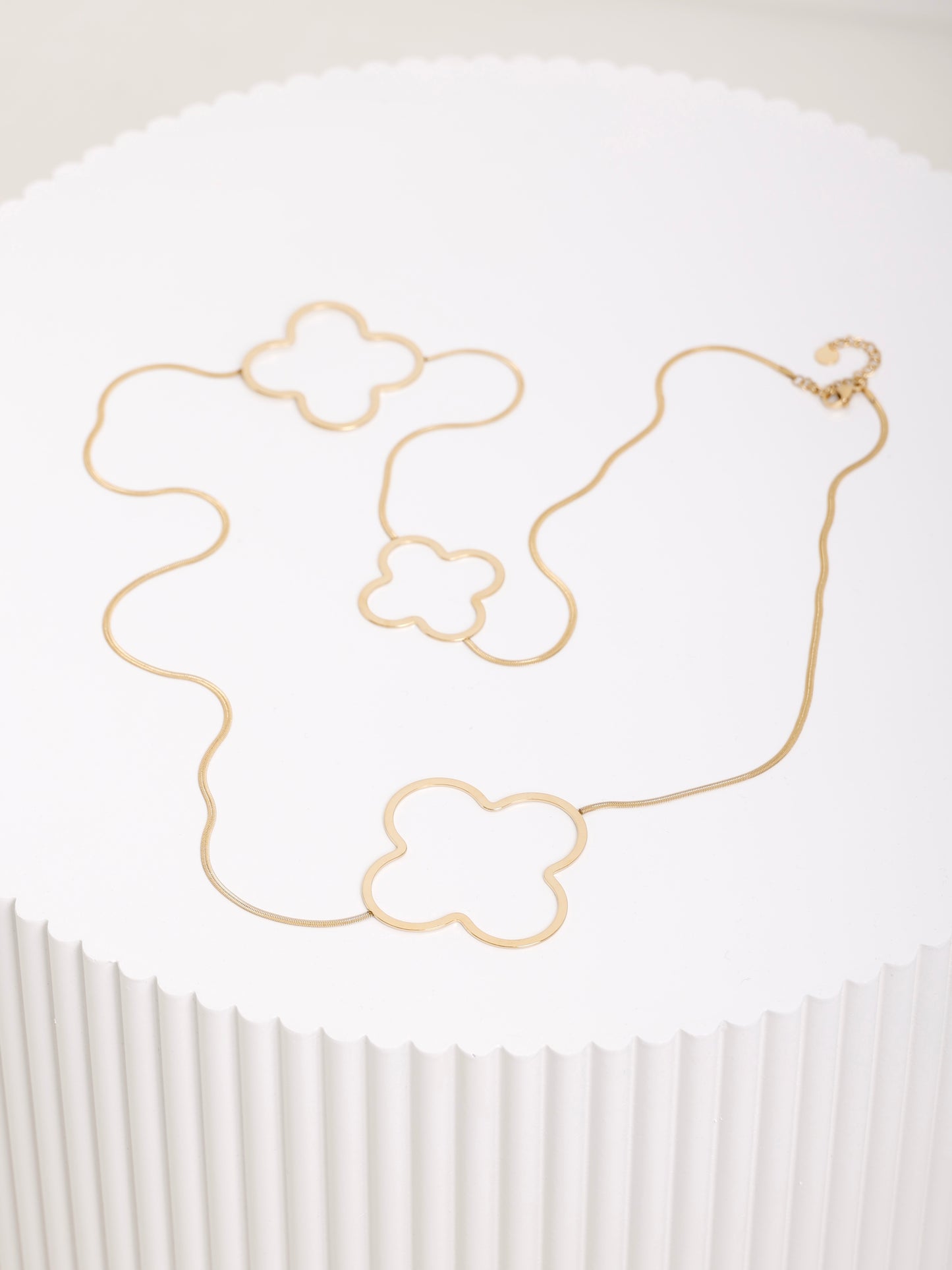 Golden Bloom Necklace – Lange Kette mit Blüten-Elementen