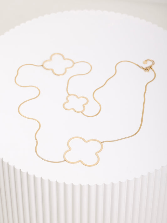 Golden Bloom Necklace – Lange Kette mit Blüten-Elementen