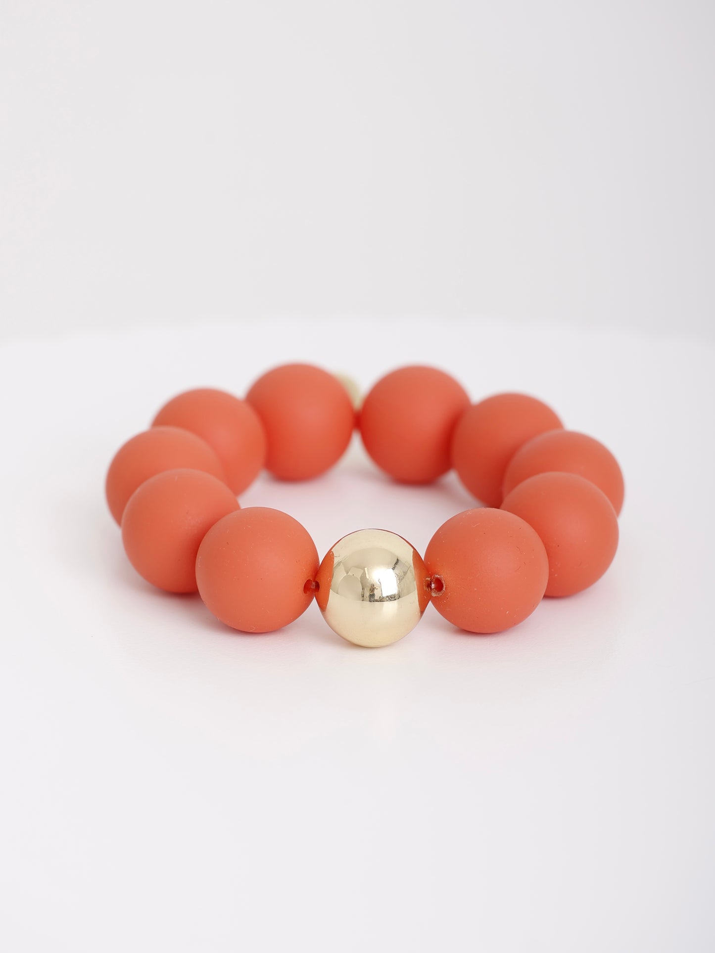 Big Pearly – Mattes Armband mit goldener Kugel