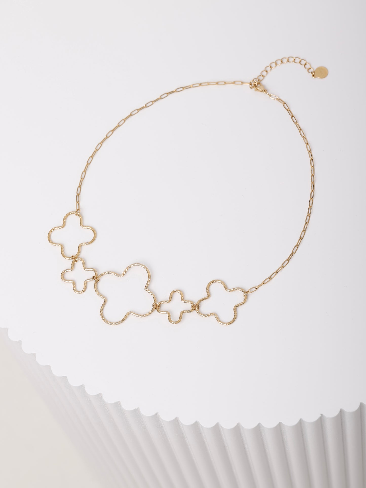 Golden Bloom Choker – Halskette mit strukturierten Blüten-Elementen