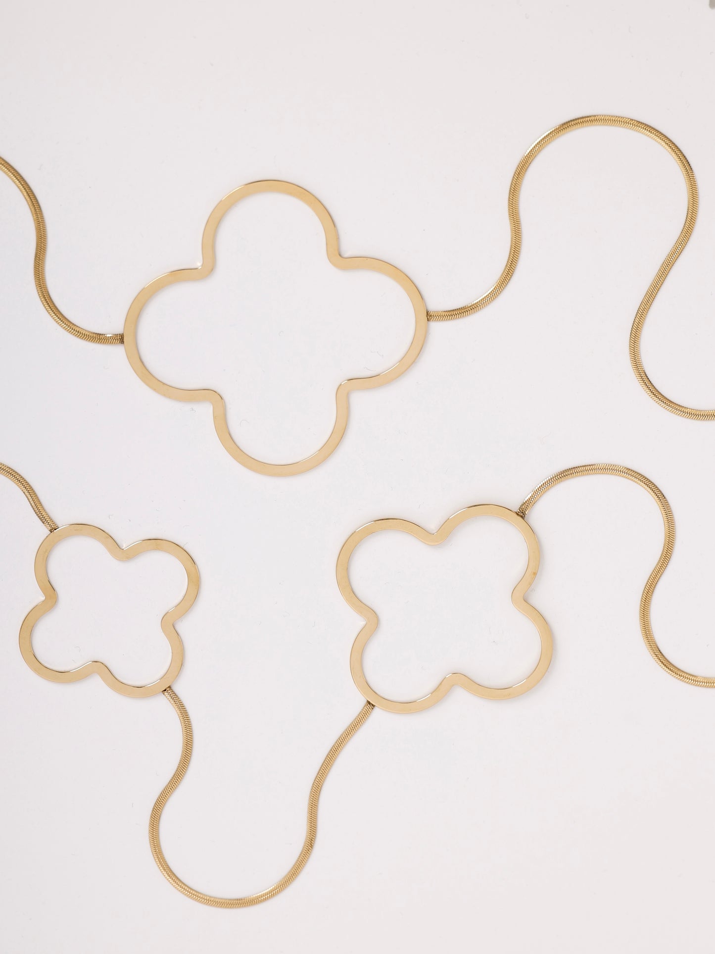 Golden Bloom Necklace – Lange Kette mit Blüten-Elementen