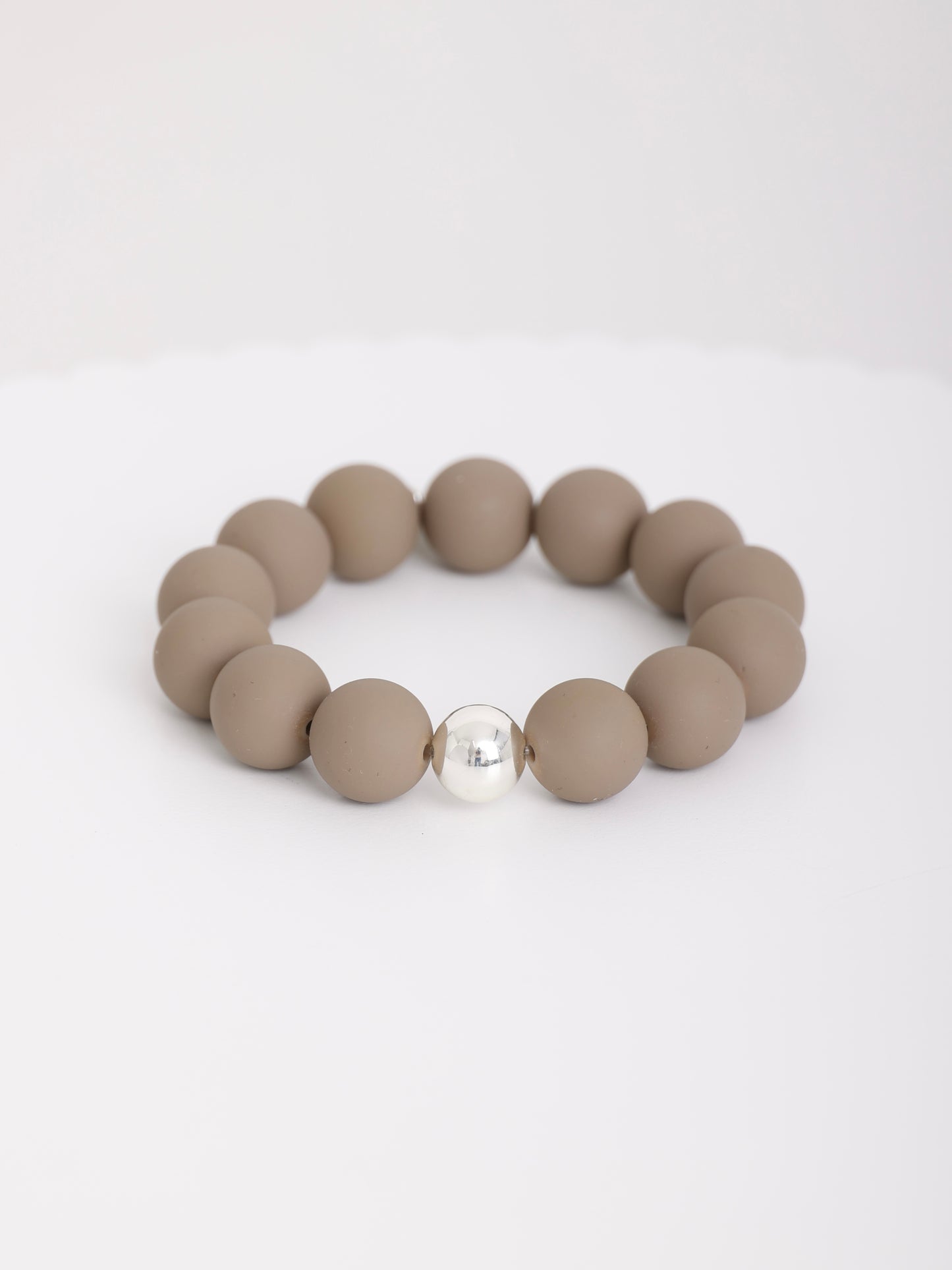 Big Pearly – Mattes Armband mit silberner Kugel