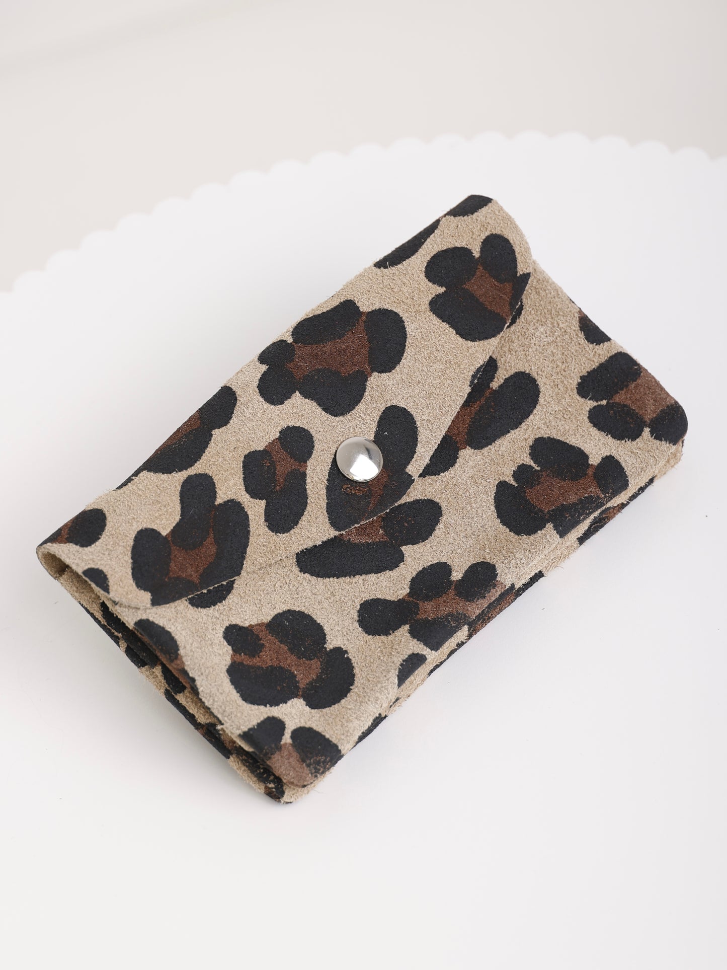 Wild Soft Suede – Längliche Geldtasche aus Wildleder in Animal-Optik