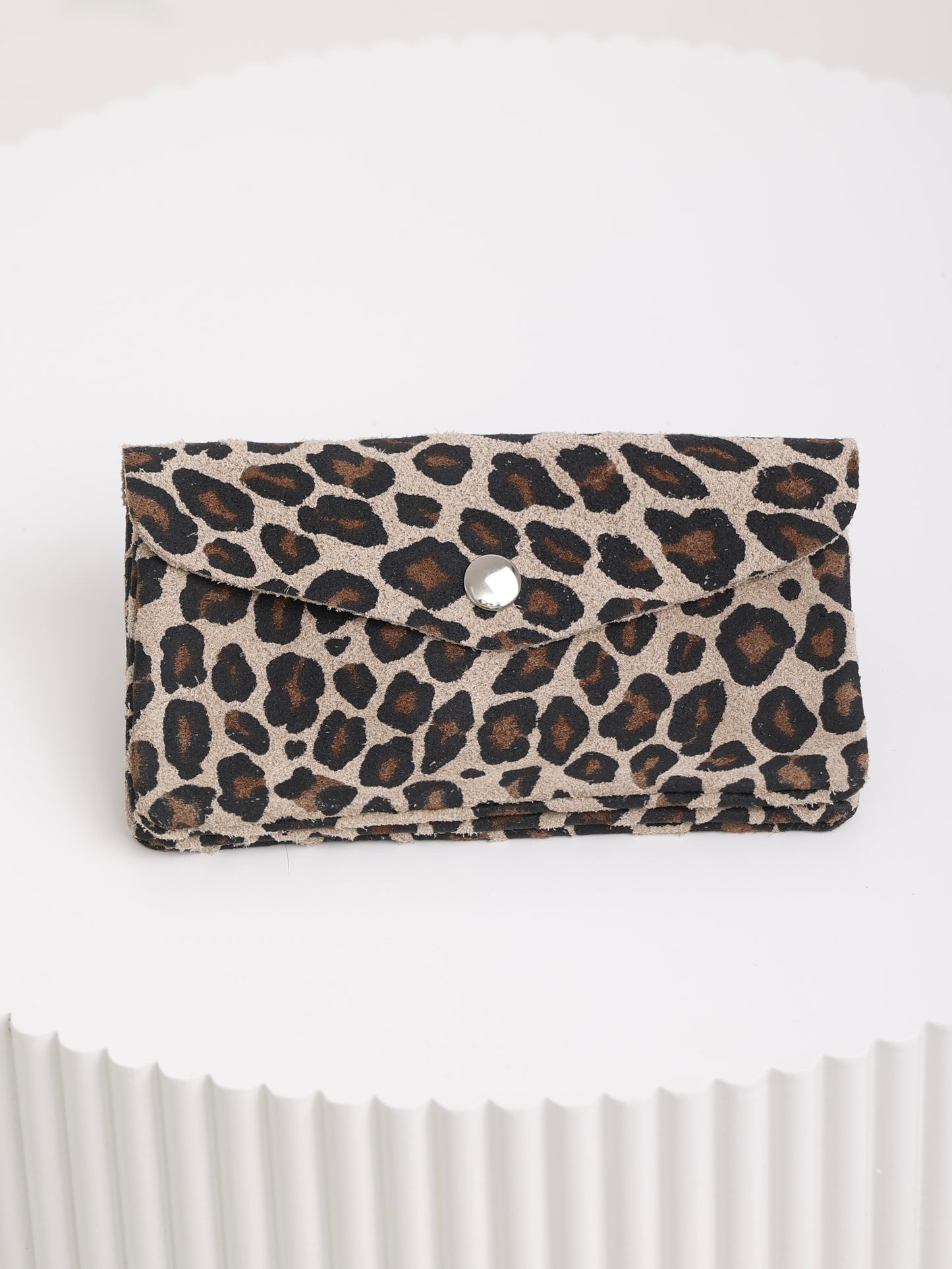 Wild Soft Suede – Längliche Geldtasche aus Wildleder in Animal-Optik