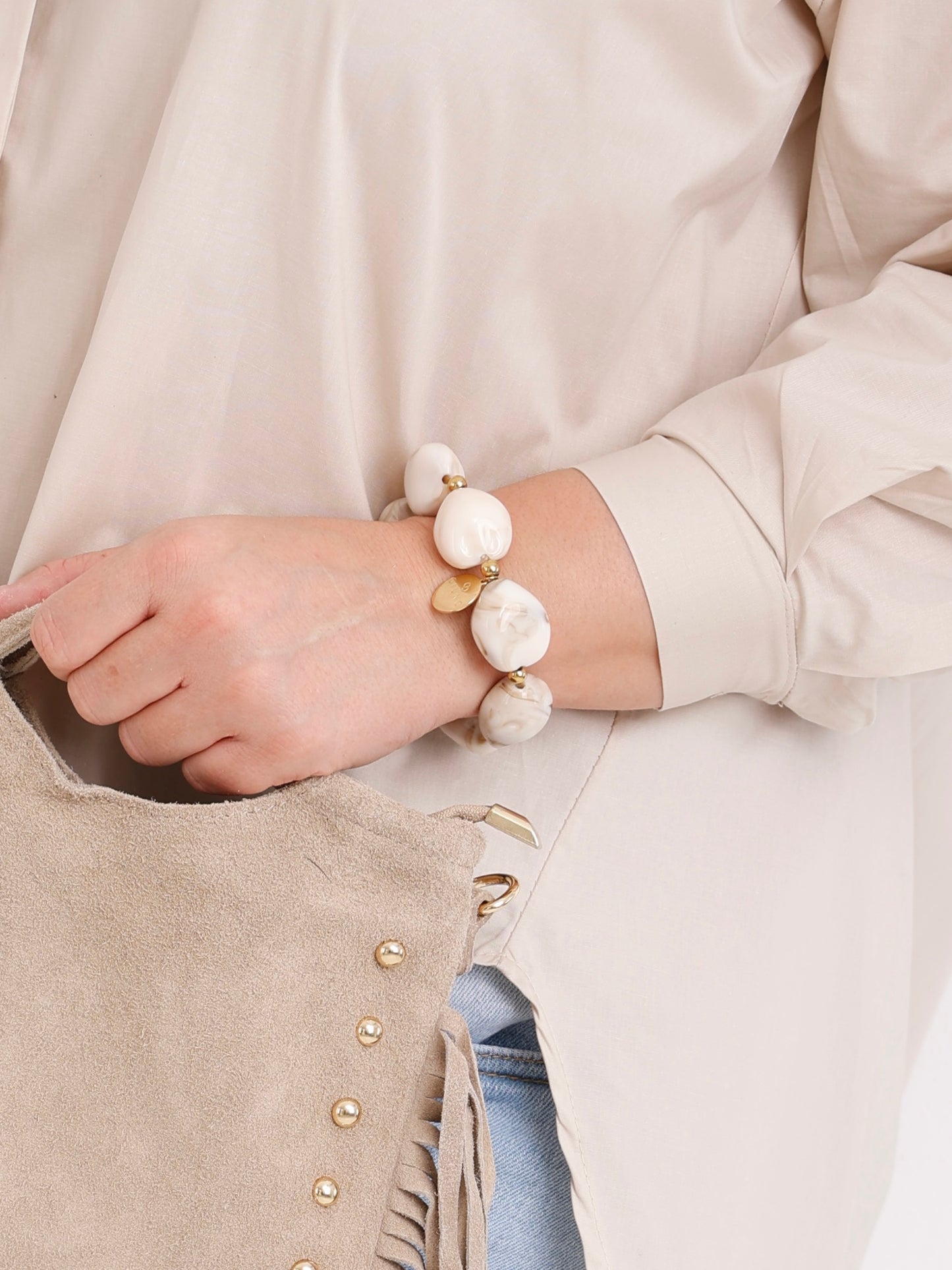 Golden Pebble – Armband mit marmorierten Perlen & Goldakzenten