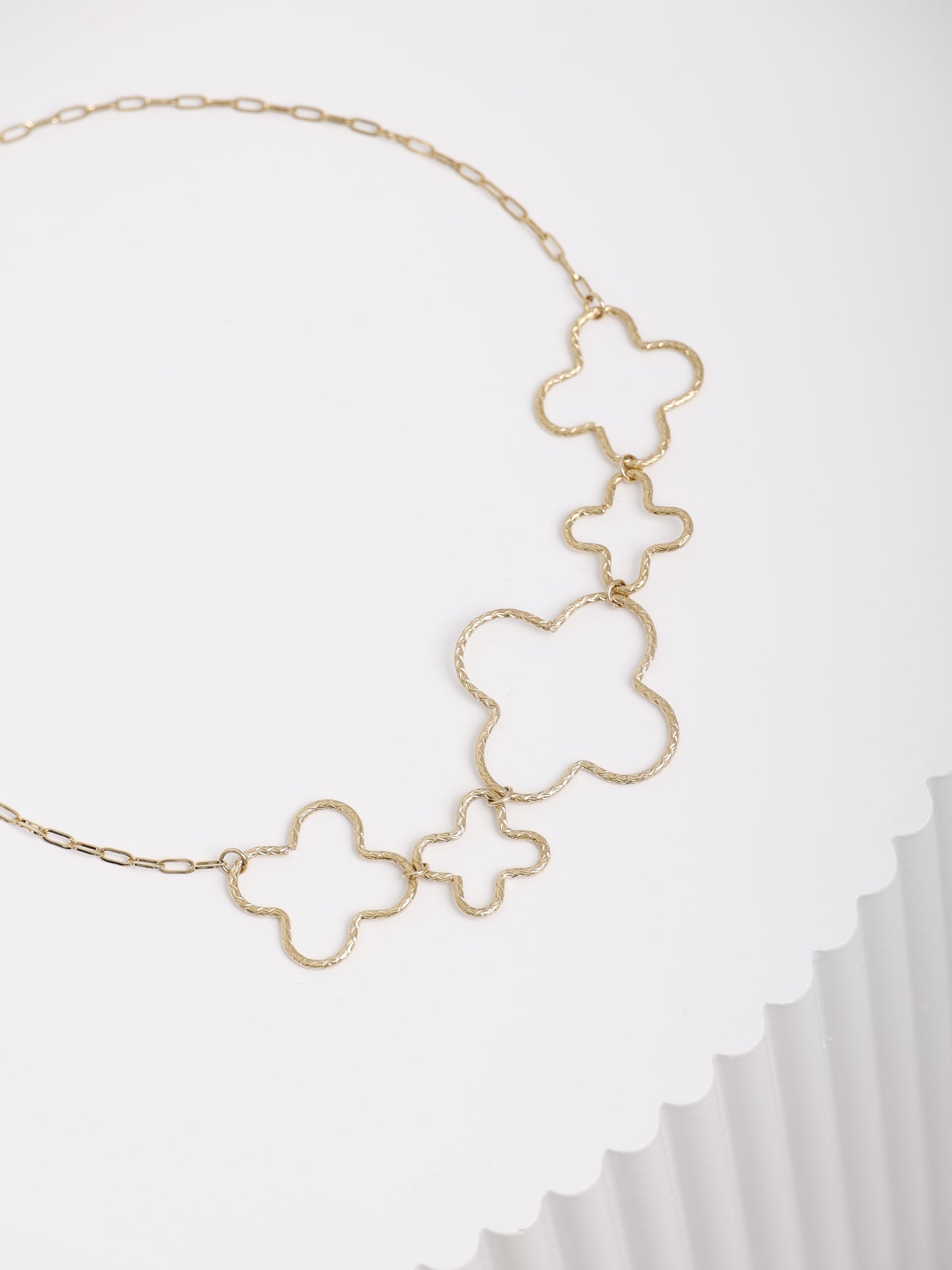 Golden Bloom Choker – Halskette mit strukturierten Blüten-Elementen