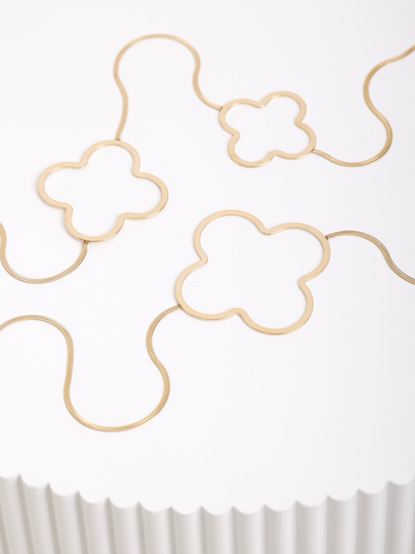 Golden Bloom Necklace – Lange Kette mit Blüten-Elementen