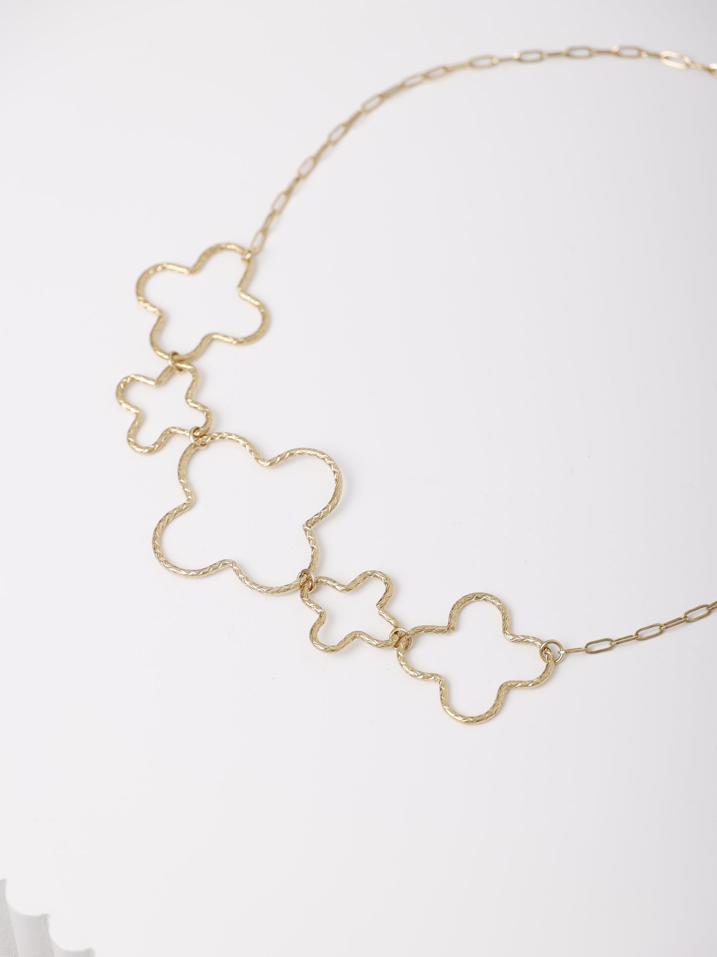 Golden Bloom Choker – Halskette mit strukturierten Blüten-Elementen
