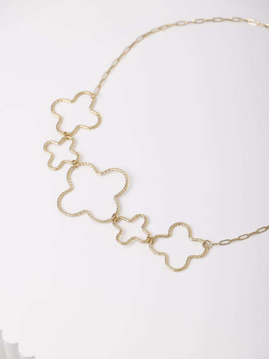 Golden Bloom Choker – Halskette mit strukturierten Blüten-Elementen