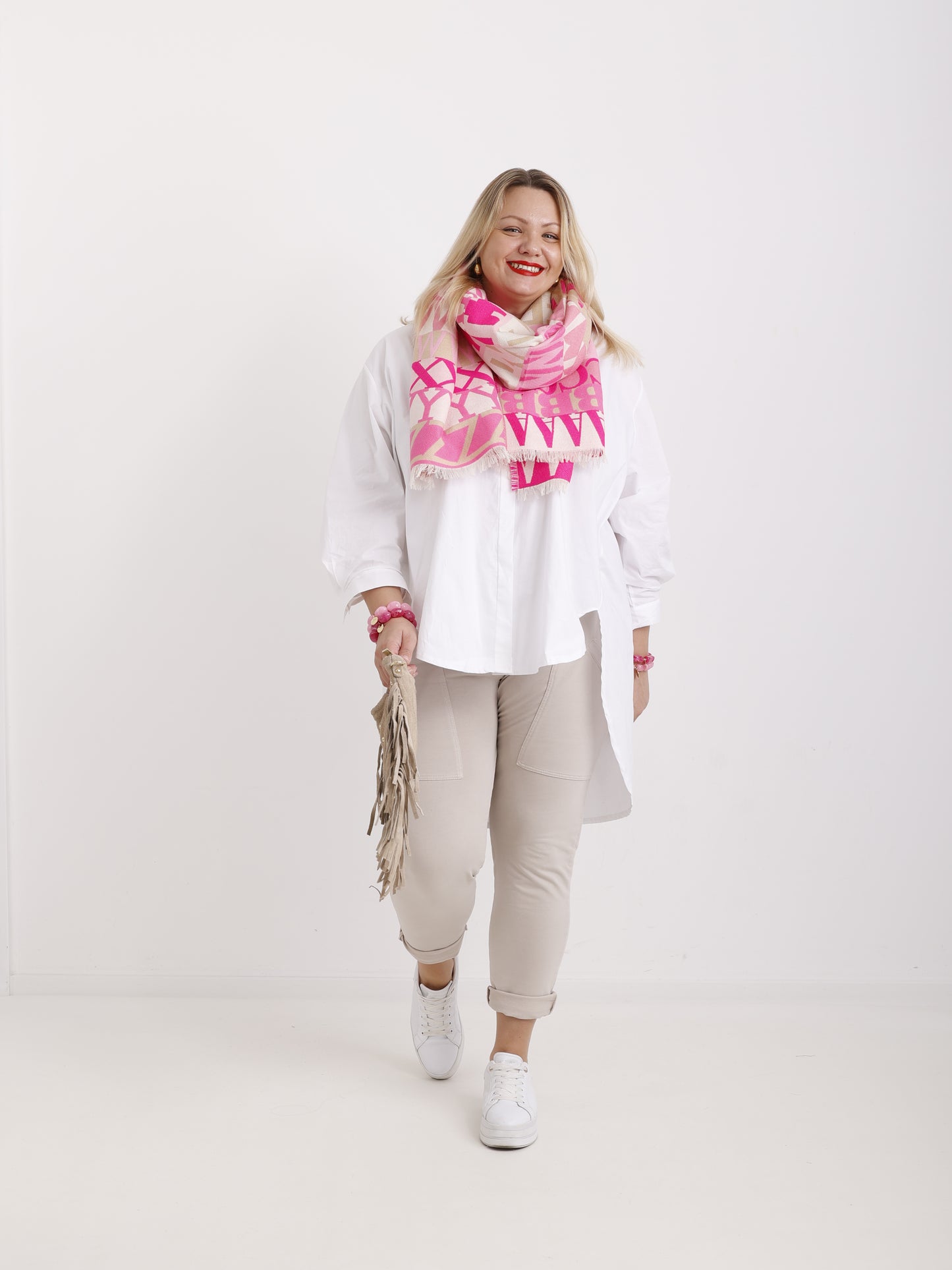 Letter Love Scarf – Statement-Schal in Pink & Beige