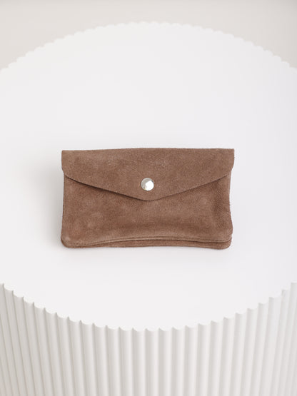 Luxe Suede Purse – Längliche Geldtasche aus Wildleder