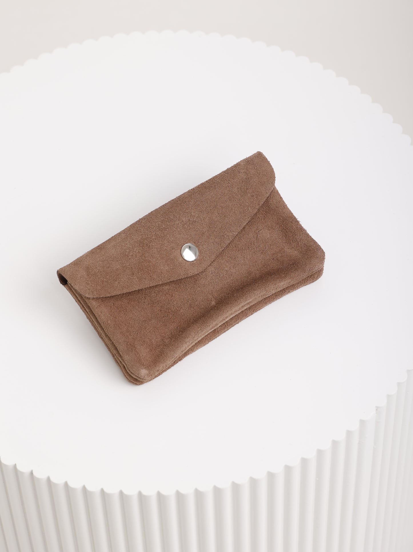 Luxe Suede Purse – Längliche Geldtasche aus Wildleder